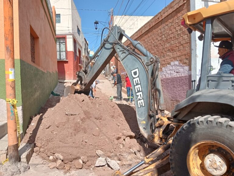 Cierran calles por trabajos de bacheo en Barrio de San Antonio