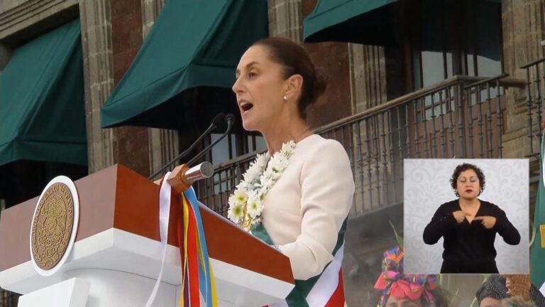 Da Sheinbaum discurso en el Zócalo tras asumir Presidencia