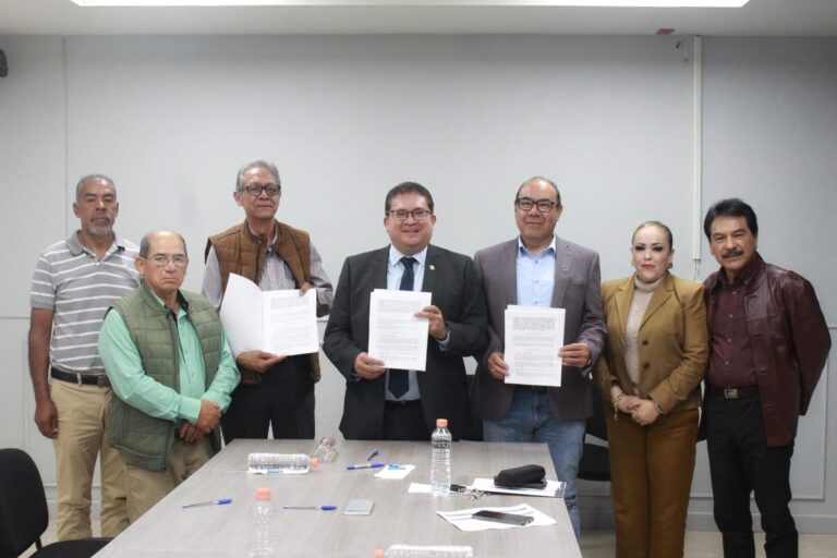 Firman convenio de descuento en transporte para alumnos