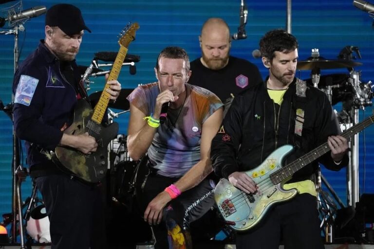 Lleva Coldplay esperanza a migrantes en concierto en El Paso