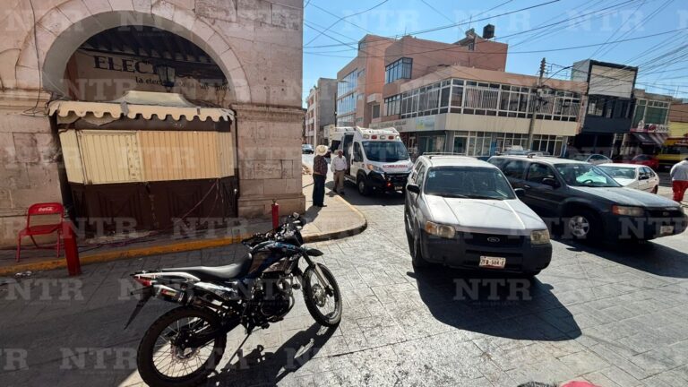 Motociclista choca tras intentar rebasar por la derecha