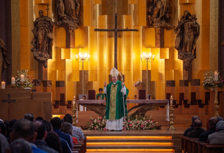 Ofrecen oración por víctimas de tragedia