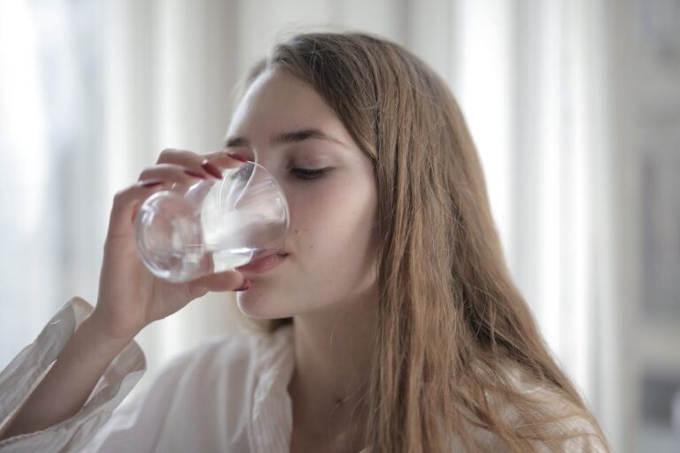 ¿Para qué sirve beber agua alcalina?