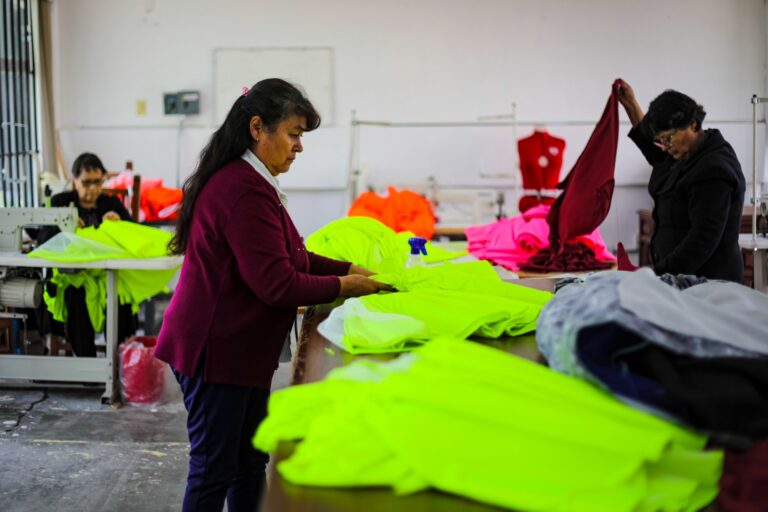 Preparan vestuarios para el Desfile de Día de Muertos