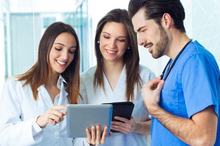 ¿Quiénes son las Damas Voluntarias? Las acompañantes voluntarias del Centro Médico AB