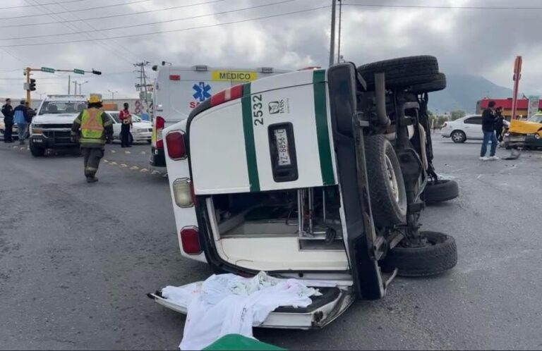 Se vuelca ambulancia en Saltillo; hay 4 heridos