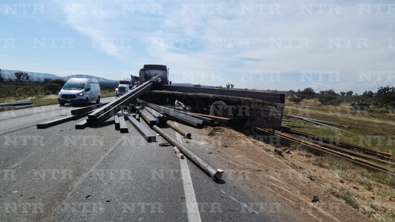 Tractocamiones chocan y provocan incendio en Osiris; sin heridos