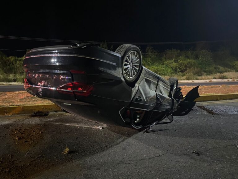 Vuelca conductor sobre vialidad Vetagrande; hay tres lesionados