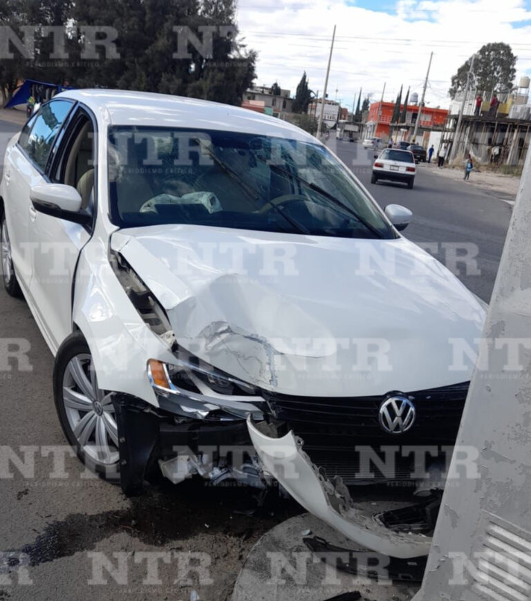 Se impacta conductor con poste