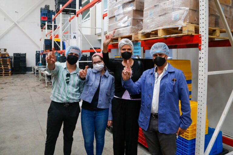 Ángeles taurinos entrega donativos de carne y dinero