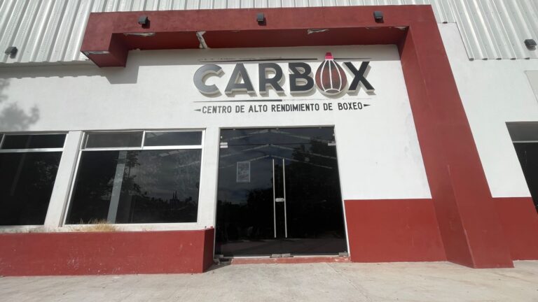 Se manifiestan por despido de siete entrenadores en CARBox