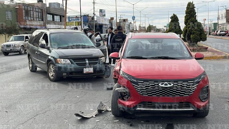 Chocan camionetas en avenida Enrique Estrada