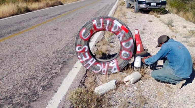 Improvisan letreros para señalar baches en Mazapil