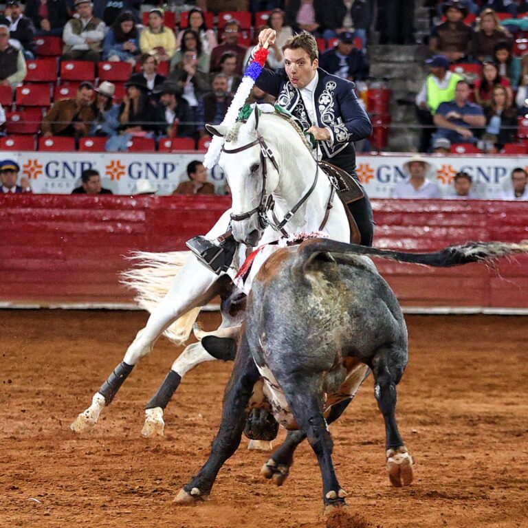 Buena lidia a caballo en la Plaza México