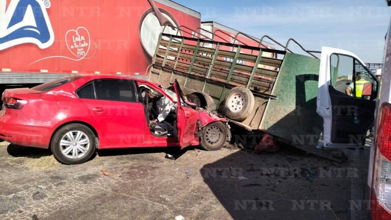 Choca auto con remolque de caballos; hay tres heridos