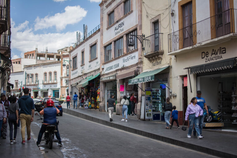 Cierran o cambian de giro 345 negocios