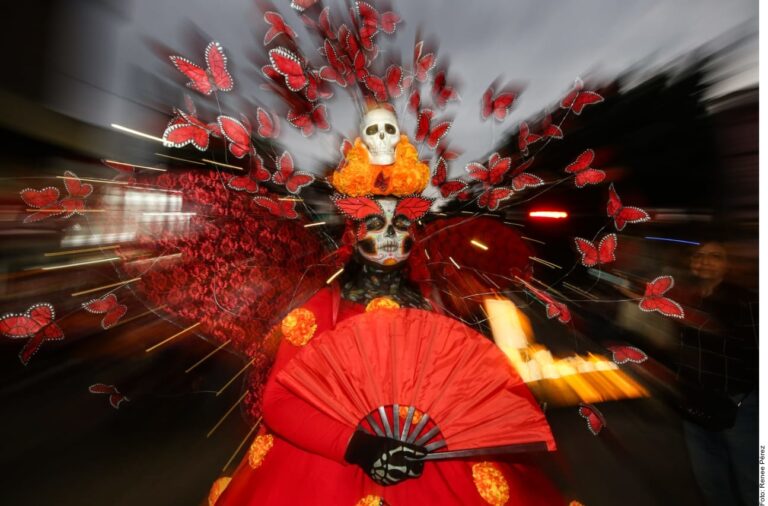 Desfilan cientos en GDL para conmemorar el Día de Muertos