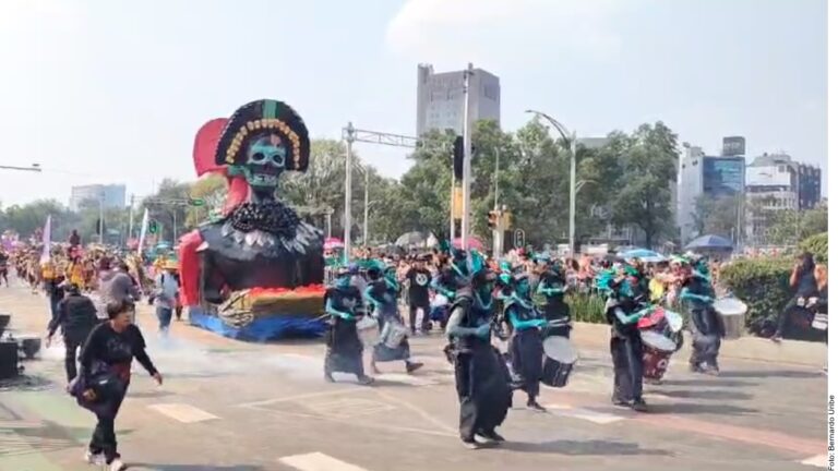 Desfilan en CDMX por Día de Muertos