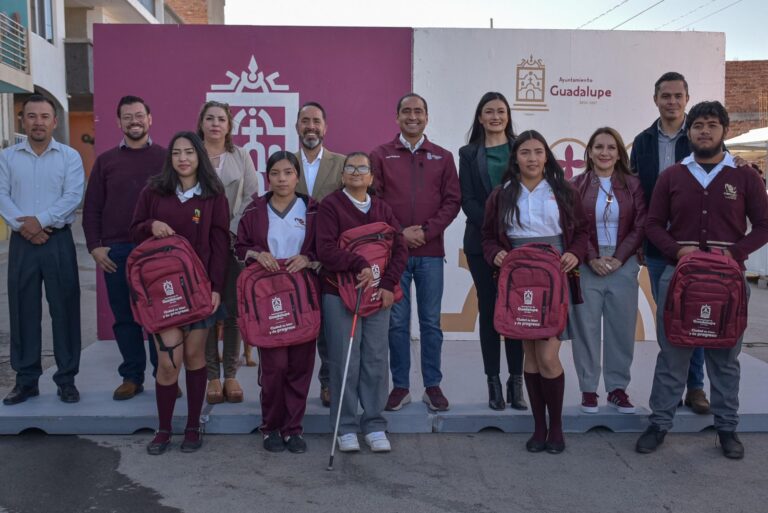 Entregan mochilas escolares a jóvenes guadalupenses
