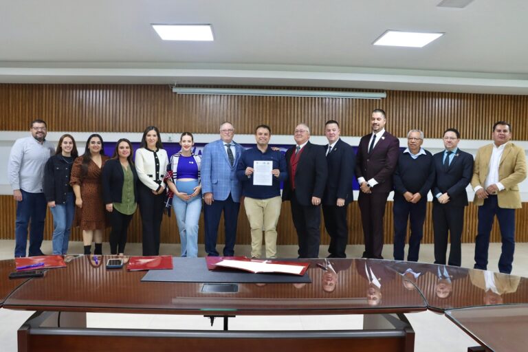 Firman convenio para atención médica a niños en capital