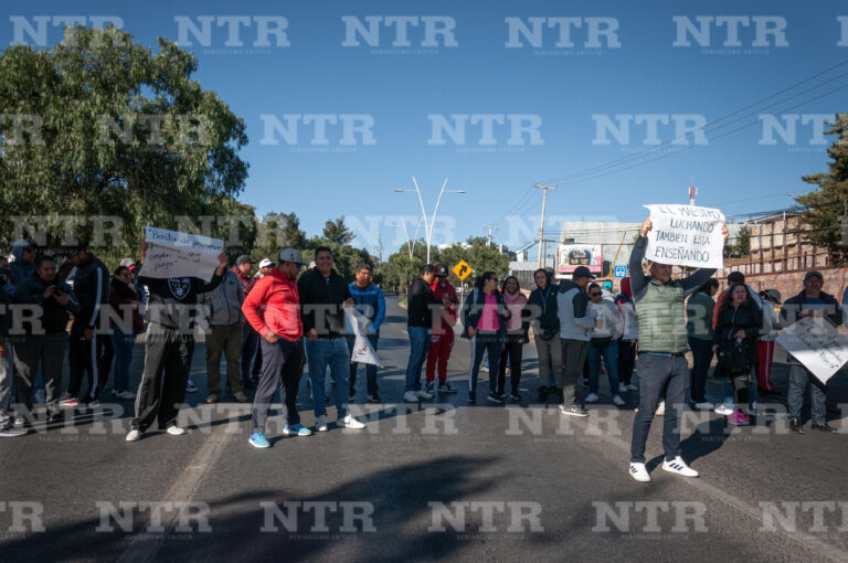 Maestros de EF toman el bulevar; les deben un bono