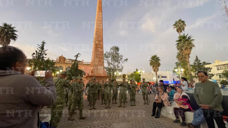 Militares ofrecen concierto en el Obelisco