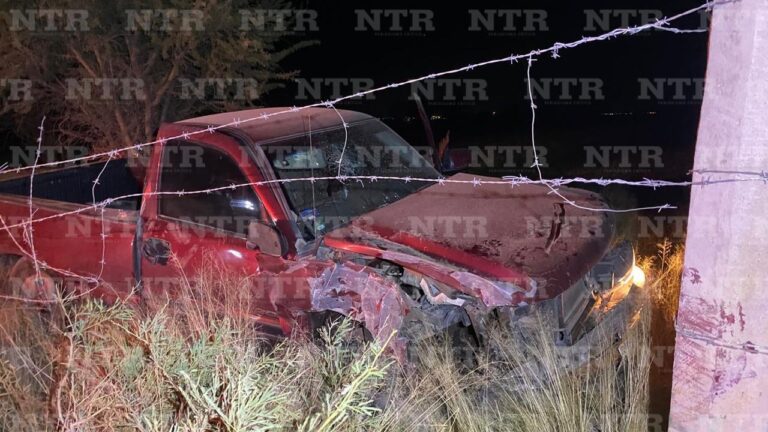 Pierden el control e impactan su camioneta en un árbol
