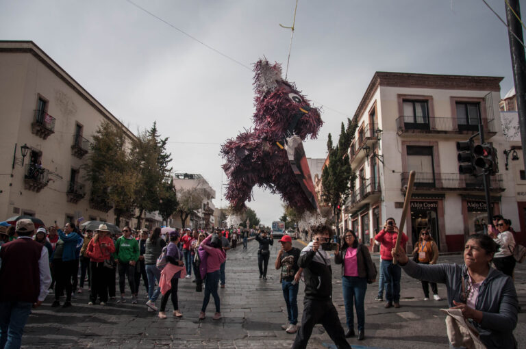 Protestan maestros por pagos en abonos