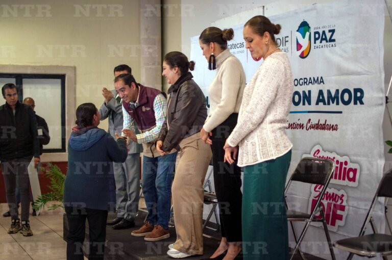 Entregan 50 apoyos a cuidadores de enfermos