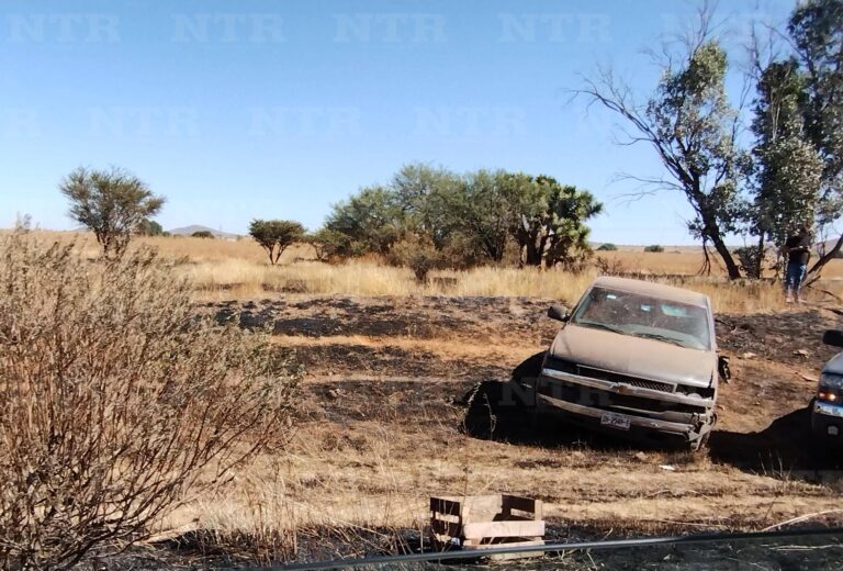 Sufren jóvenes volcadura en federal 45; no hay lesionados