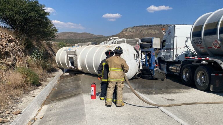 Se vuelca pipa cargada de gasolina