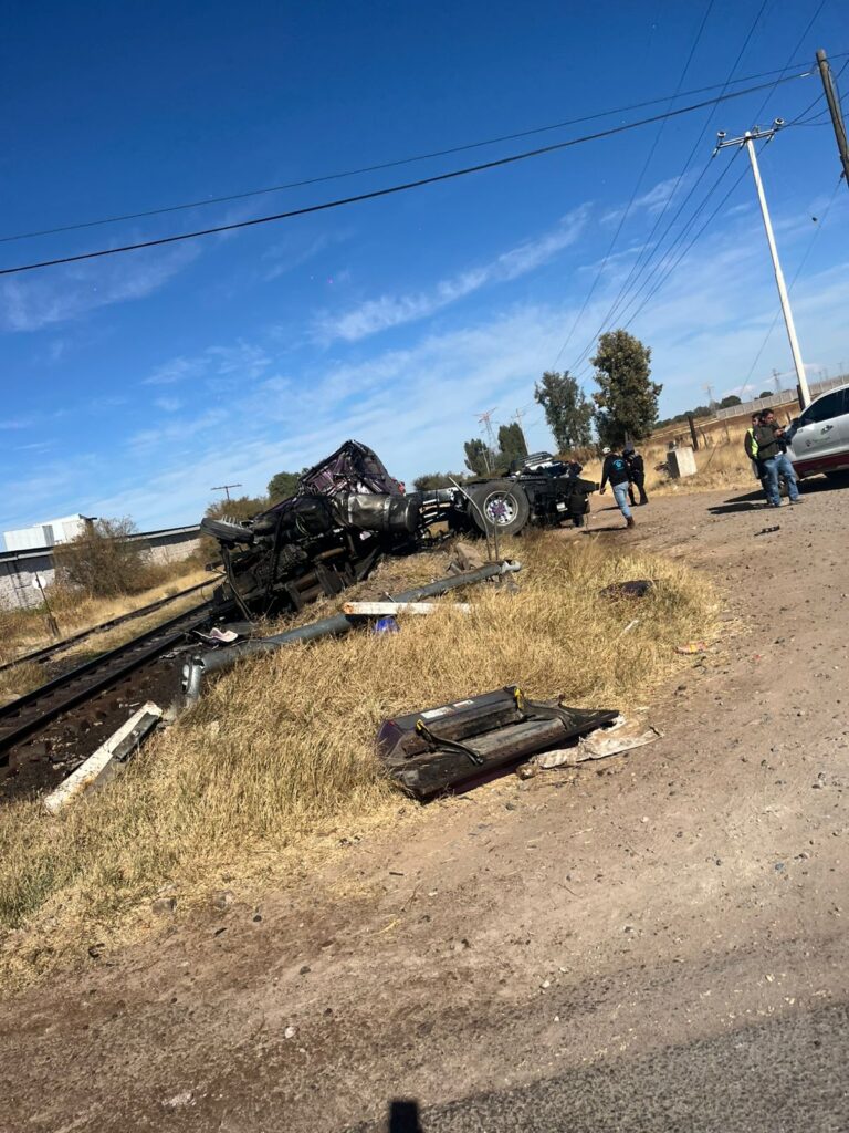 Trata de ganarle al tren y lo embiste; hay dos lesionados
