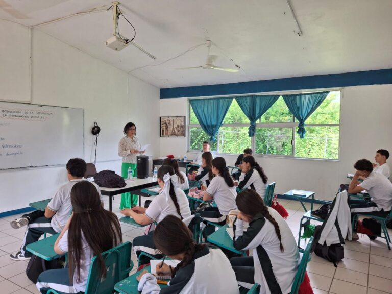 Atiende Cobaez salud mental de estudiantes