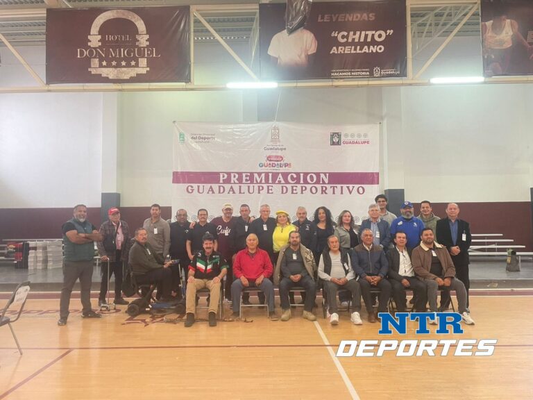 Celebran Torneo de Dominó