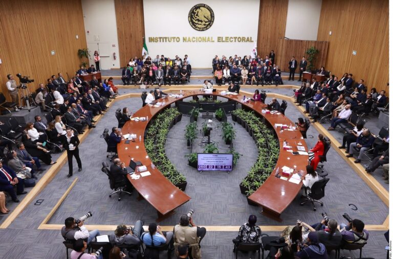 Chocan consejeros por presupuesto del INE