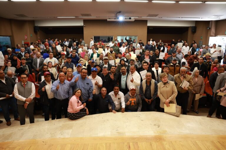 Entregan 91 concesiones a taxistas en Zacatecas