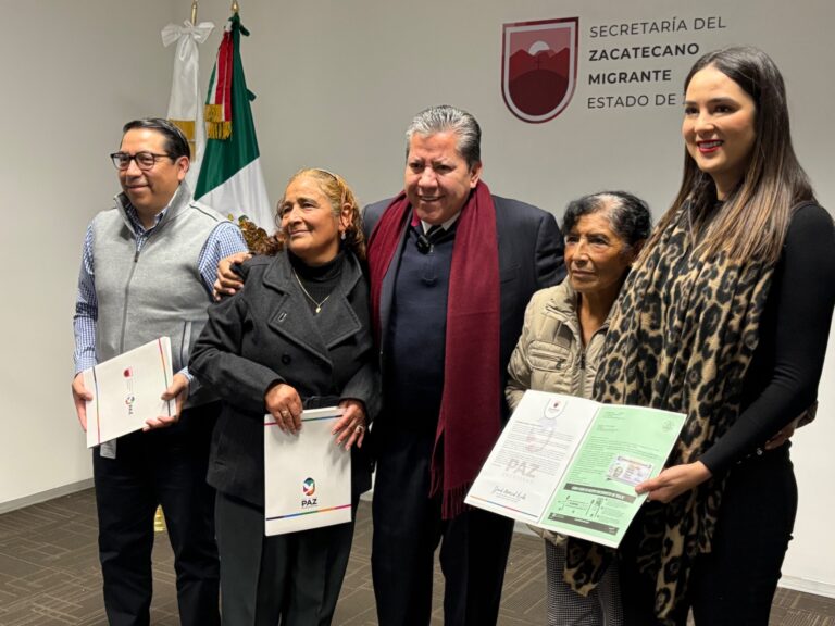 Entregan visas a adultos mayores en vísperas de navidad