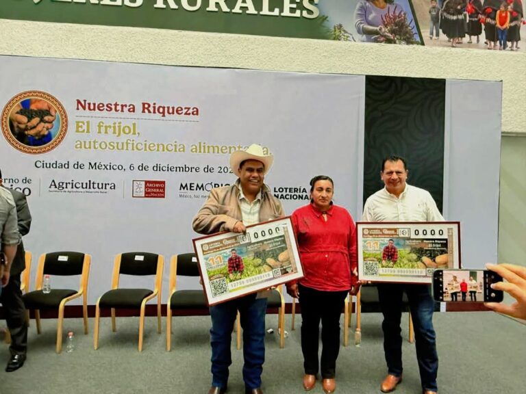 Reconocen a frijoleros con billete de lotería