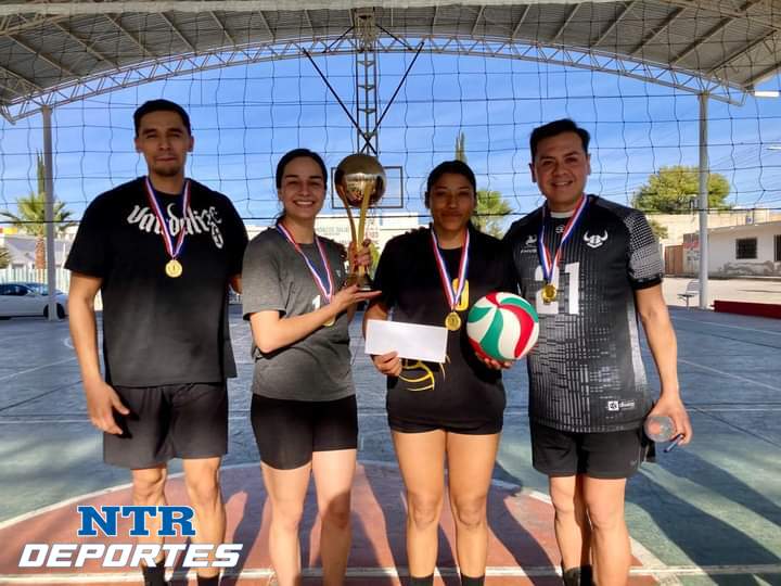 Papas casadas se coronan en torneo de voleibol mixto