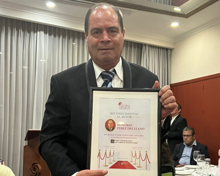 Recibe Honorio Pérez del Llano reconocimiento de Best Seller en la FIL