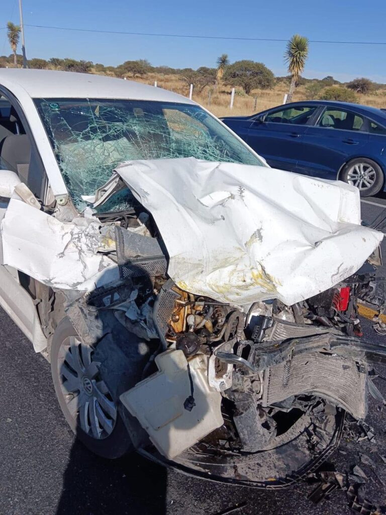 Reportan lesionados durante choque de automóvil y camión quinta rueda