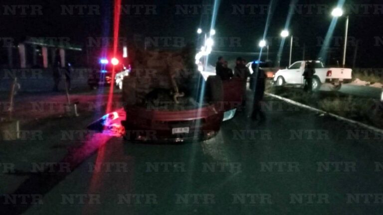 Vuelca por conducir a exceso de velocidad
