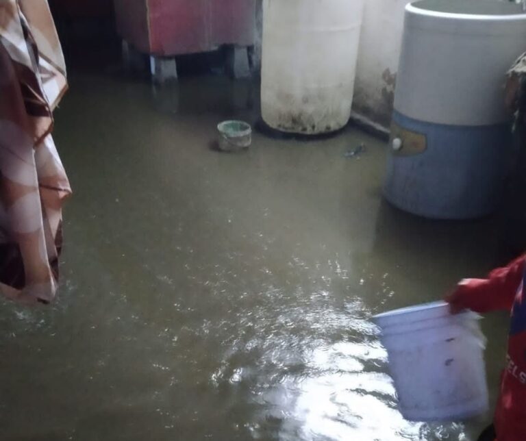 Se inundan en la Barreno con aguas negras