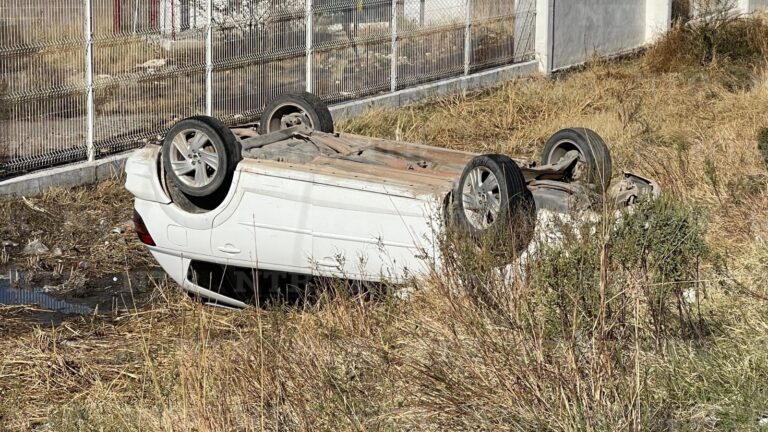 Se vuelca automóvil tras invadir carril
