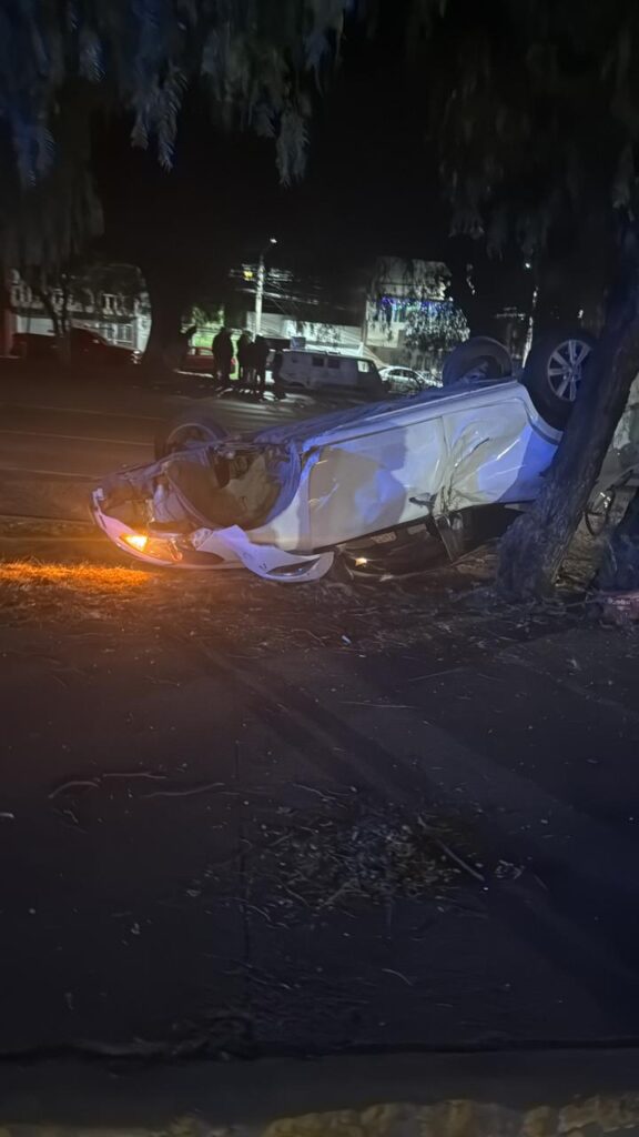 Registran fuerte volcadura en el bulevar; abandonan el vehículo