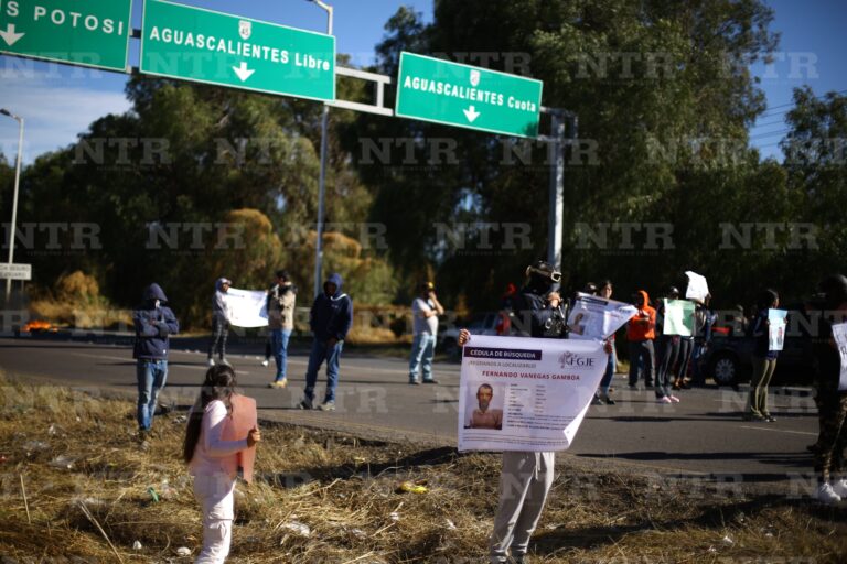 Bloquean carretera 45; exigen hallar a Fernando