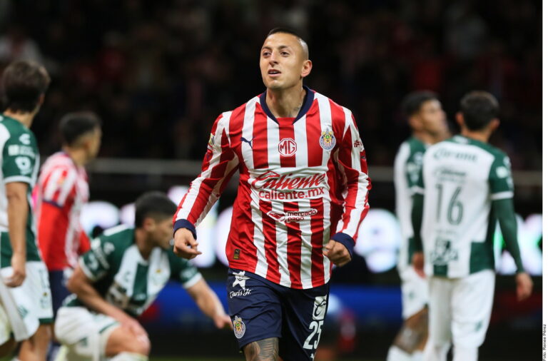 De villano a héroe: el ‘Piojo’ le da el triunfo a Chivas