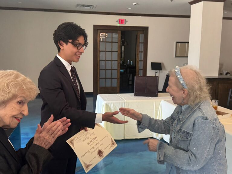 Elías Manzo triunfa en competencia internacional de piano