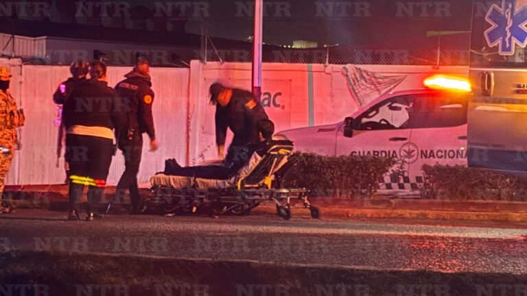 Hospitalizan a joven tras caer de su motocicleta