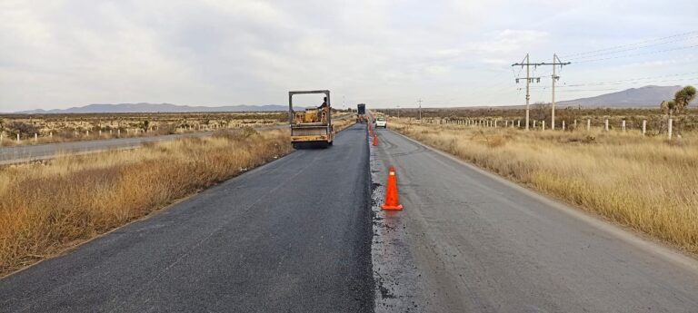 Dan mantenimiento a la carretera federal 54